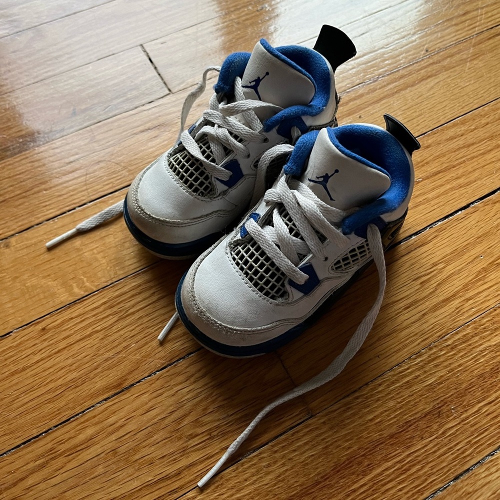 SIZE 6C JORDAN 4 RETRO SNEAKERS